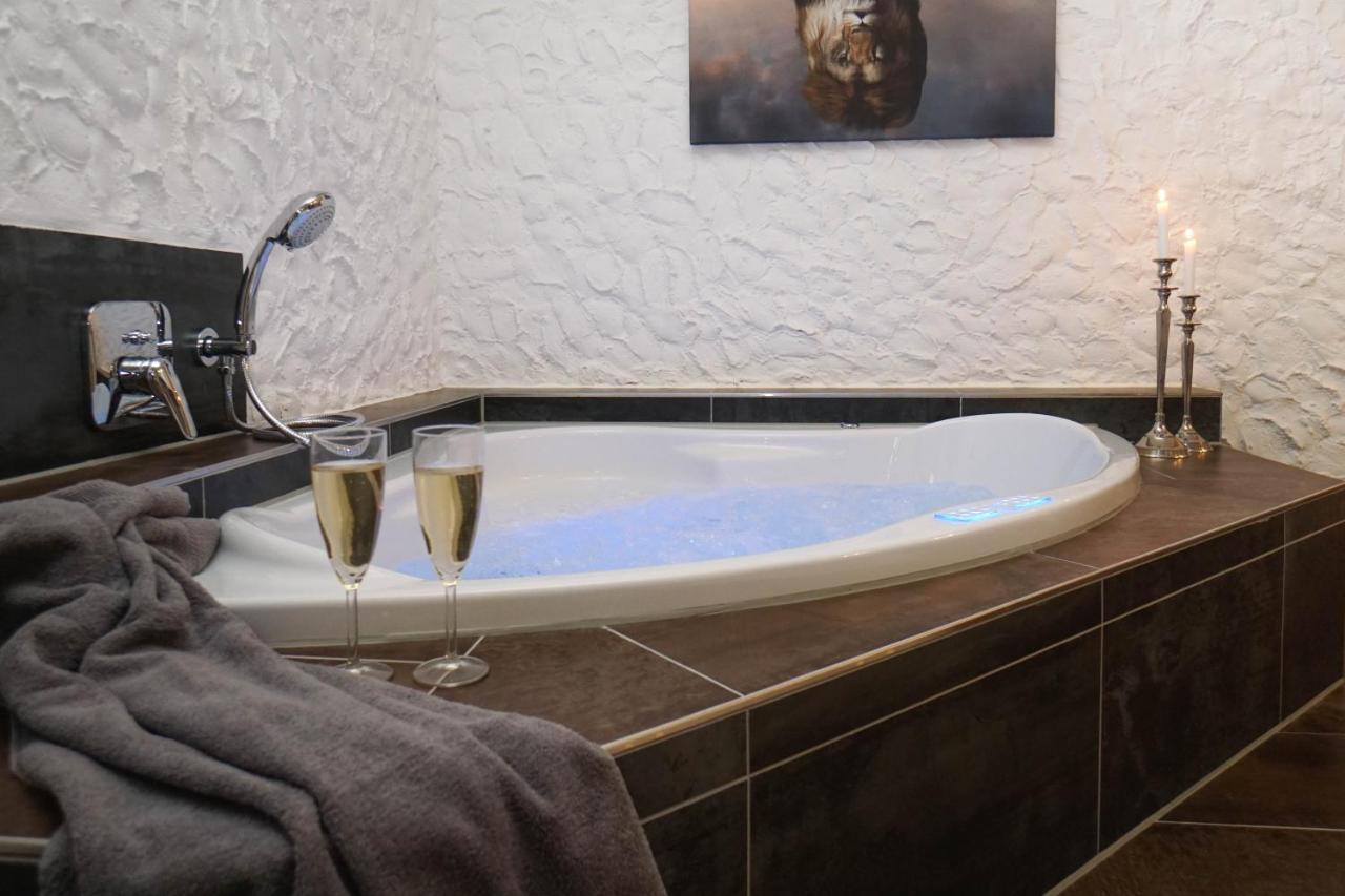 Ruhe Unter Reet-Haus Mit Sauna, Whirlpool Und Kamin Gnarrenburg Exteriér fotografie